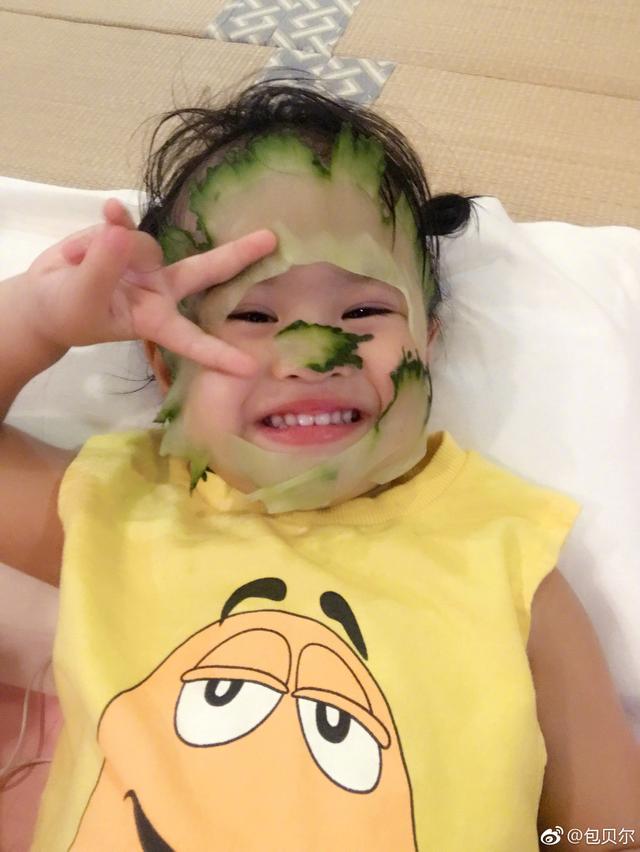 包贝尔晒女儿用黄瓜当面膜,饺子想笑却又只能憋着的样子太萌了!