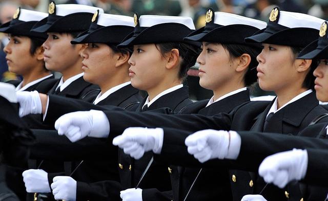 有没有注意过日本自卫队阅兵时女兵总是背个皮包,里面装的啥