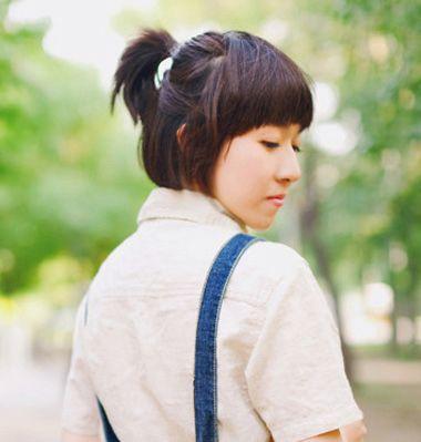 女生短卷发齐刘海梳辫子设计一款日系列的女生卷发设计,厚厚的刘海看