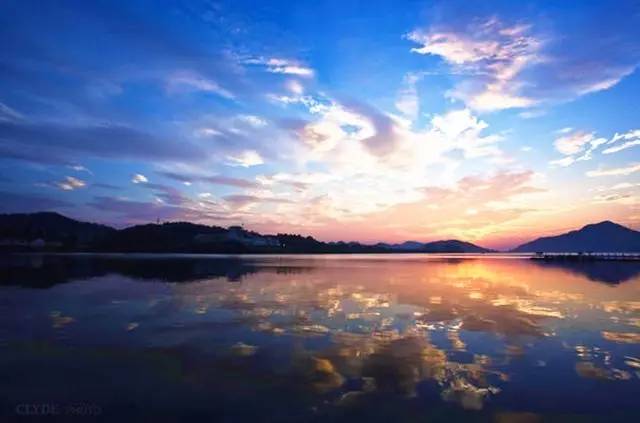 上城區境內有很多優美的山水江湖風景,東南面有世界奇觀錢塘江潮;中南