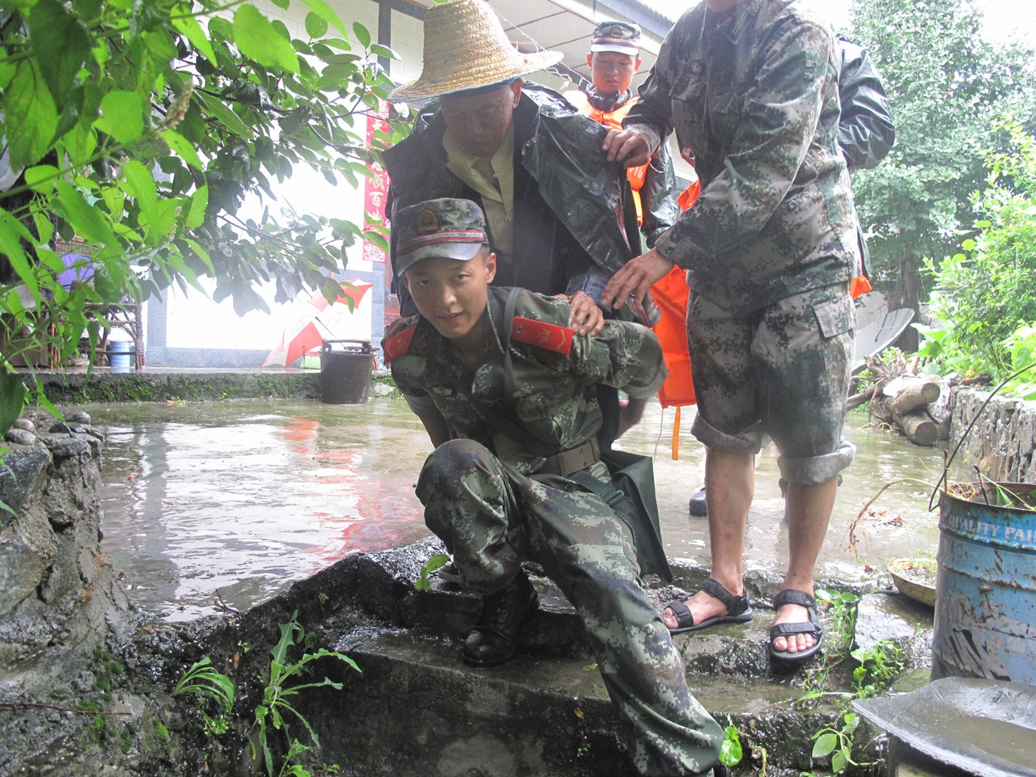 武警8740部队汶川地震图片