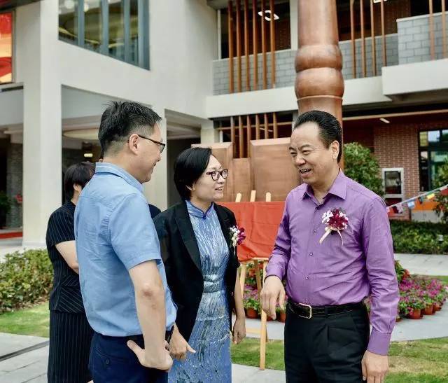 理事长沈雯与吴泾镇党委书记杨其景理事长沈雯视察新学校邹淑君校长