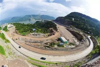 互通位于万州区陈家坝街道塘角村,连接驸马长江大桥,江南方向的车辆可