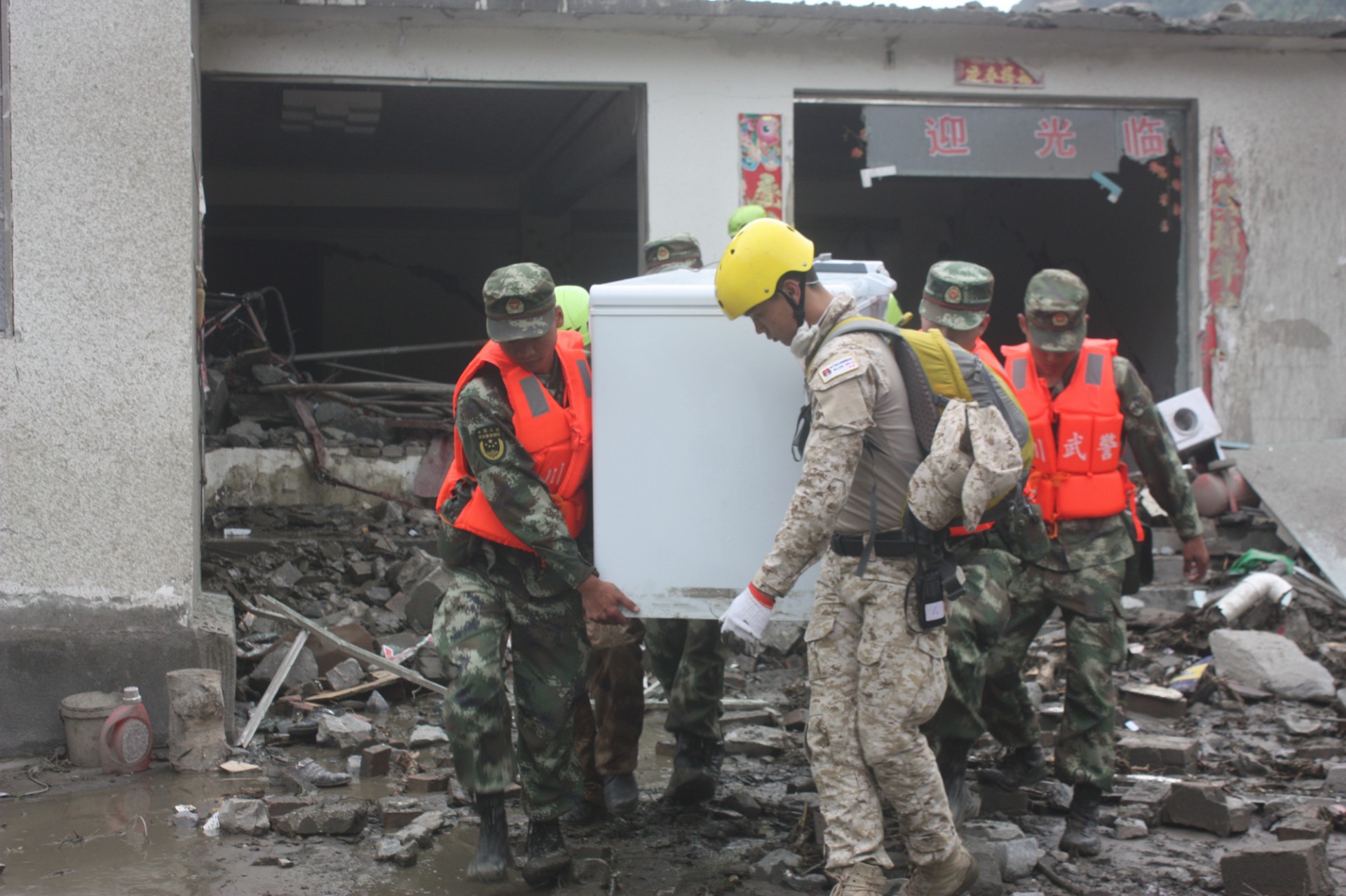 武警8740部队汶川地震图片