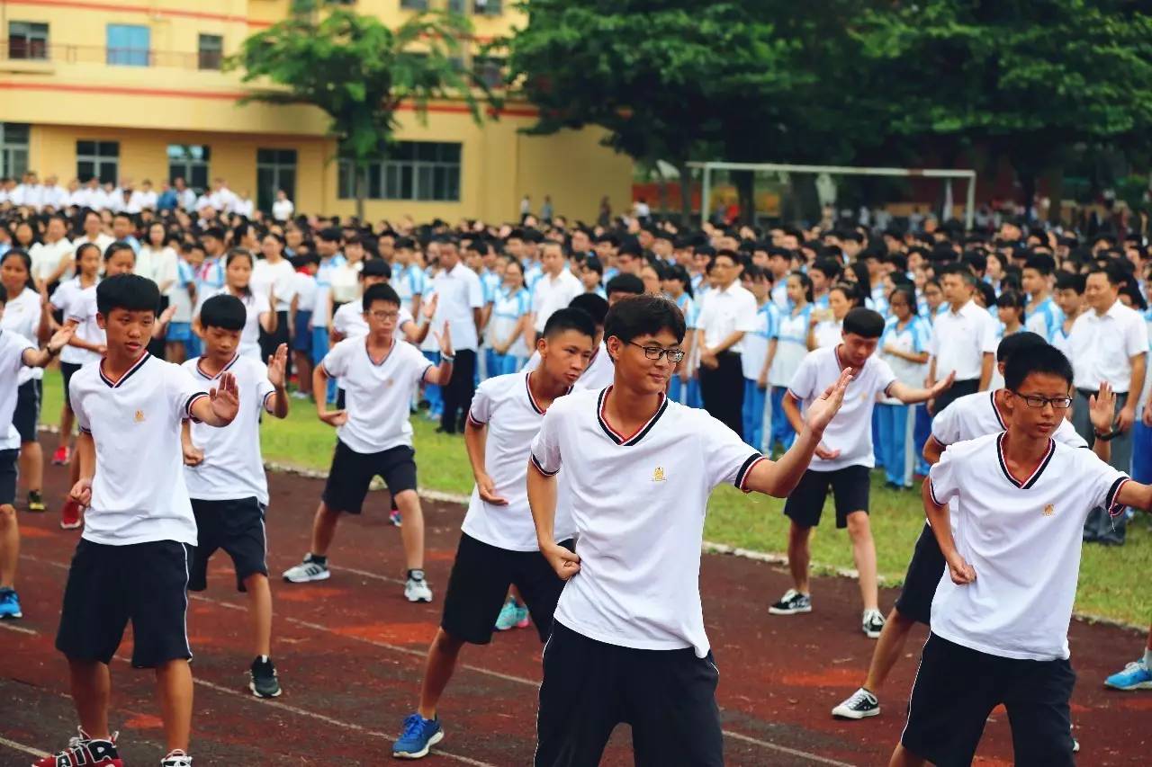 海南枫叶国际学校校服图片