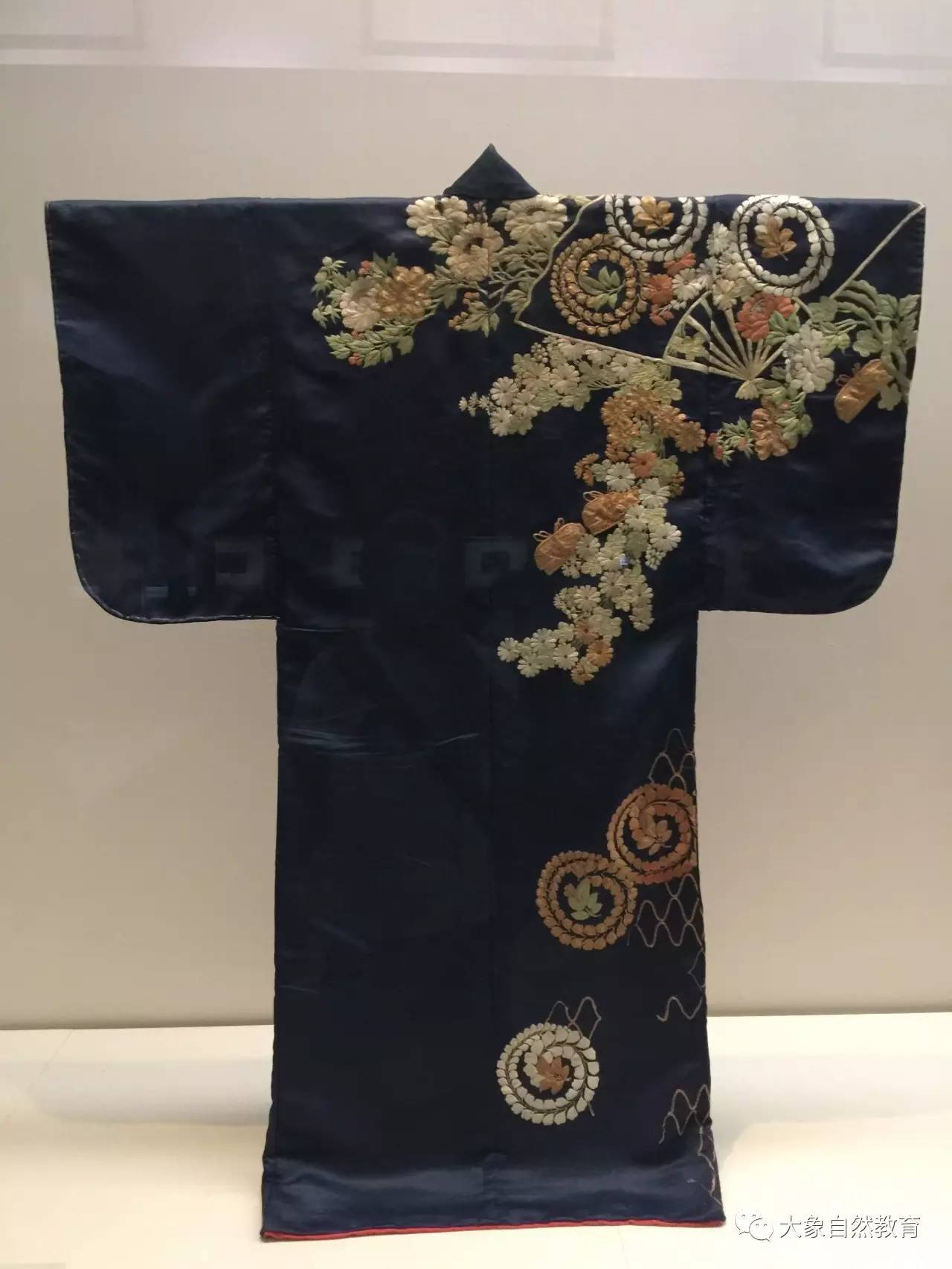 到了奈良时代,日本遣使来中国,获赠大量光彩夺目的朝服