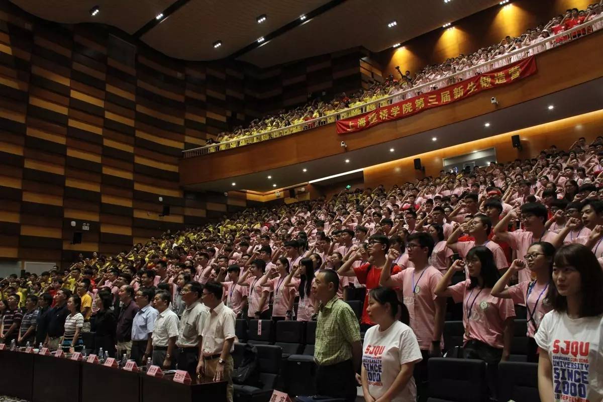 随后,在上海建桥学院大礼堂举办了锻造自我,筑梦建桥第三届新生锻造