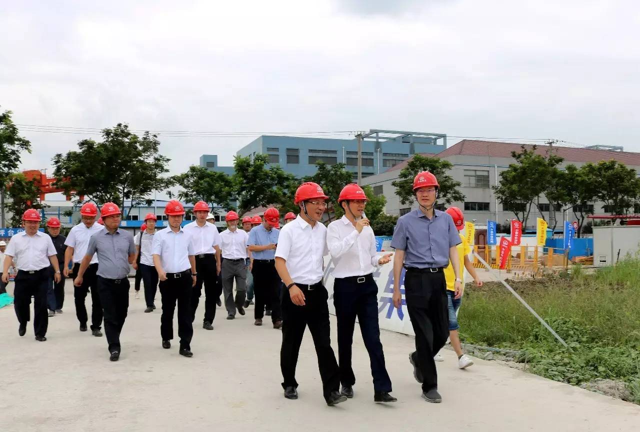 马春雷(右一)视察项目建设情况马春雷(左六)与各参建单位领导合影留念