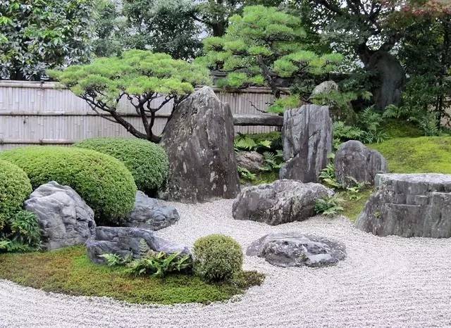 zen garden禅意花园,是一种以禅宗园艺为主题的花园设计.