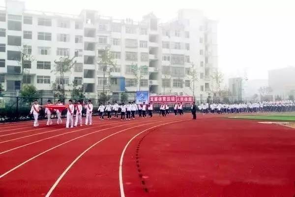 南溪中学被批准为安徽省示范高中是全县广大干群共同努力的结晶,相信