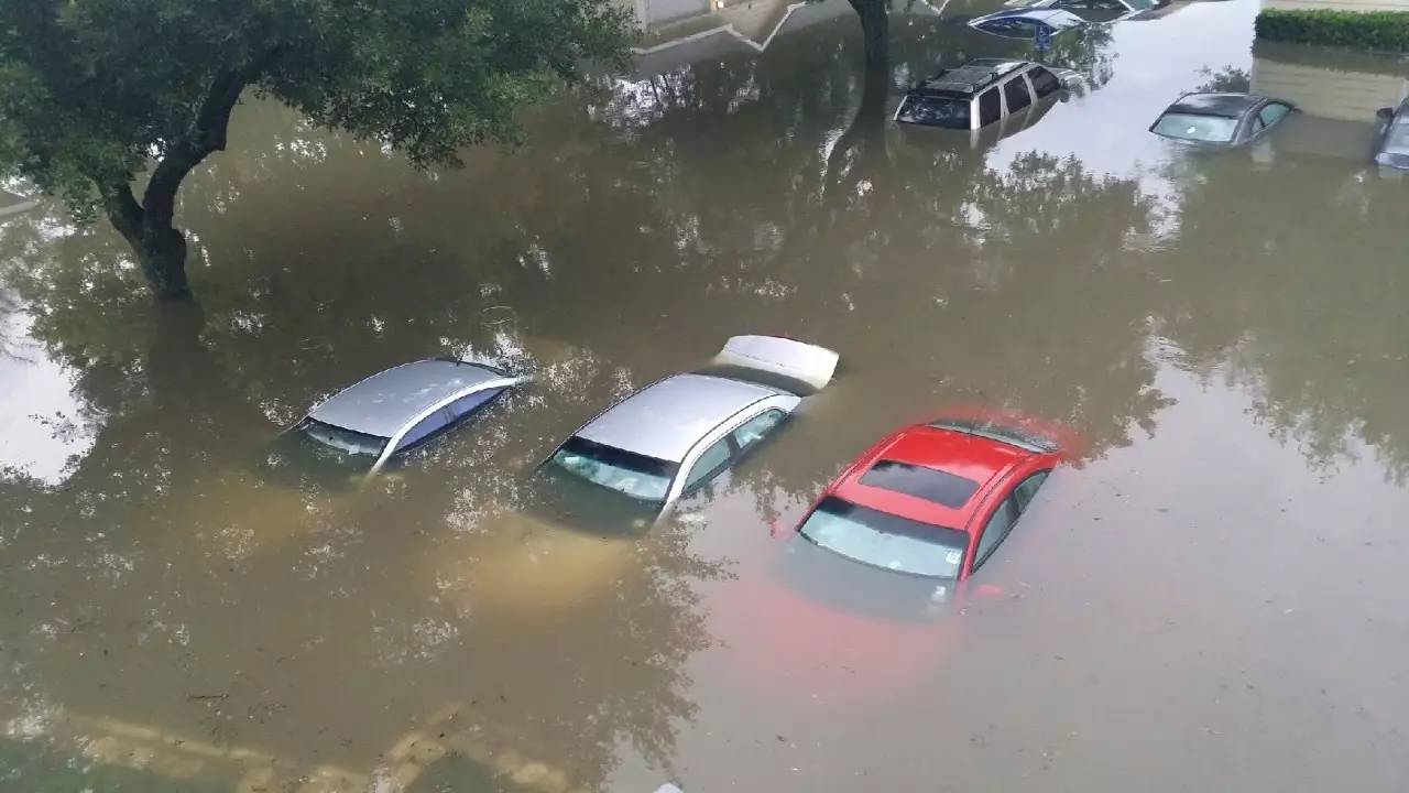 赛车道变停车场休斯顿一夜之间多出50万辆洪水车奔驰法拉利也未能幸免