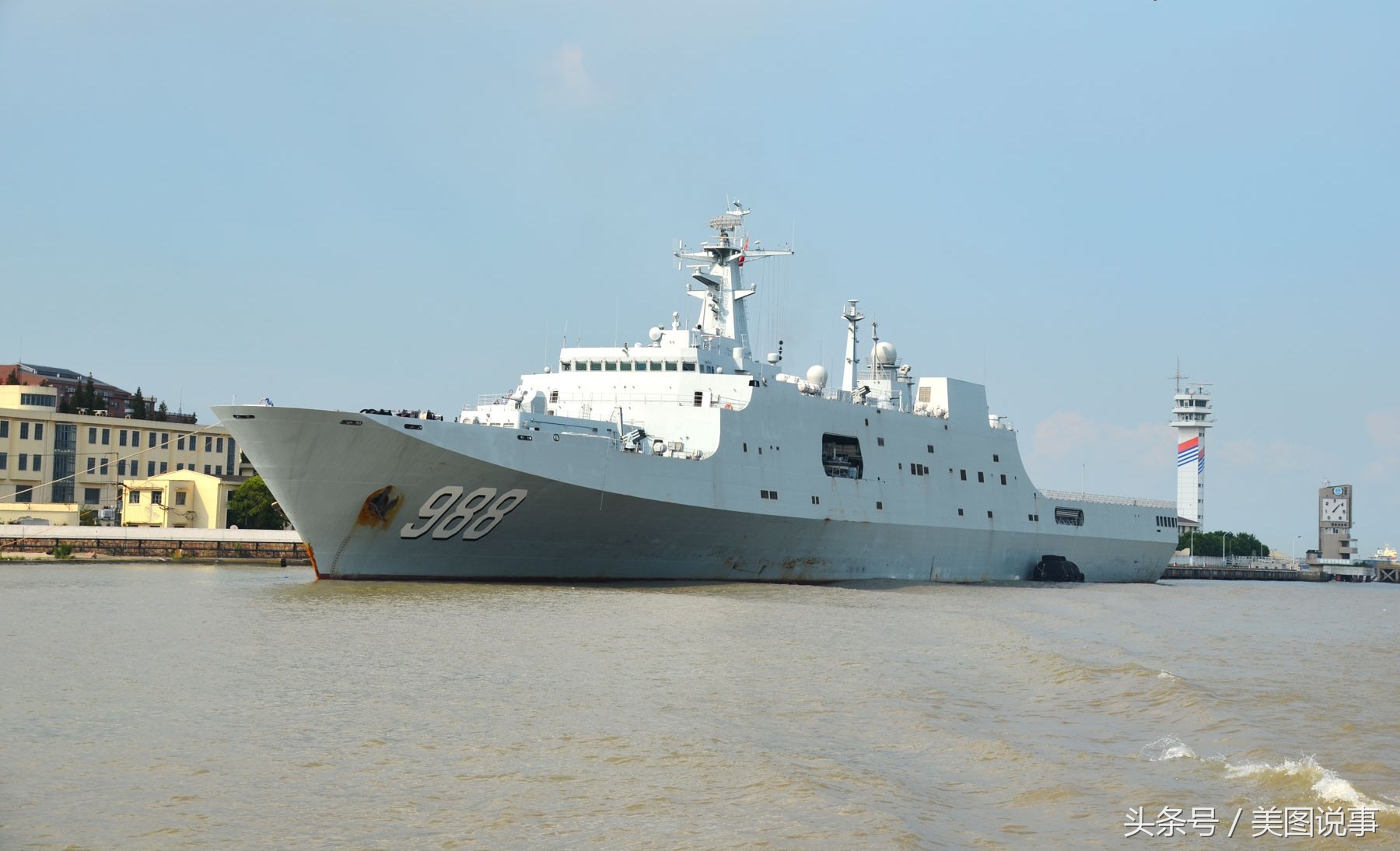 停泊海外补给基地中国海军071型两栖登陆舰