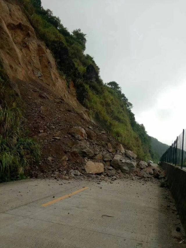 农村道路塌方图片图片