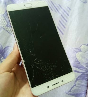 山东市民吴阿姨前几日因为使用不慎将女儿买给自己的oppo r9手机屏幕