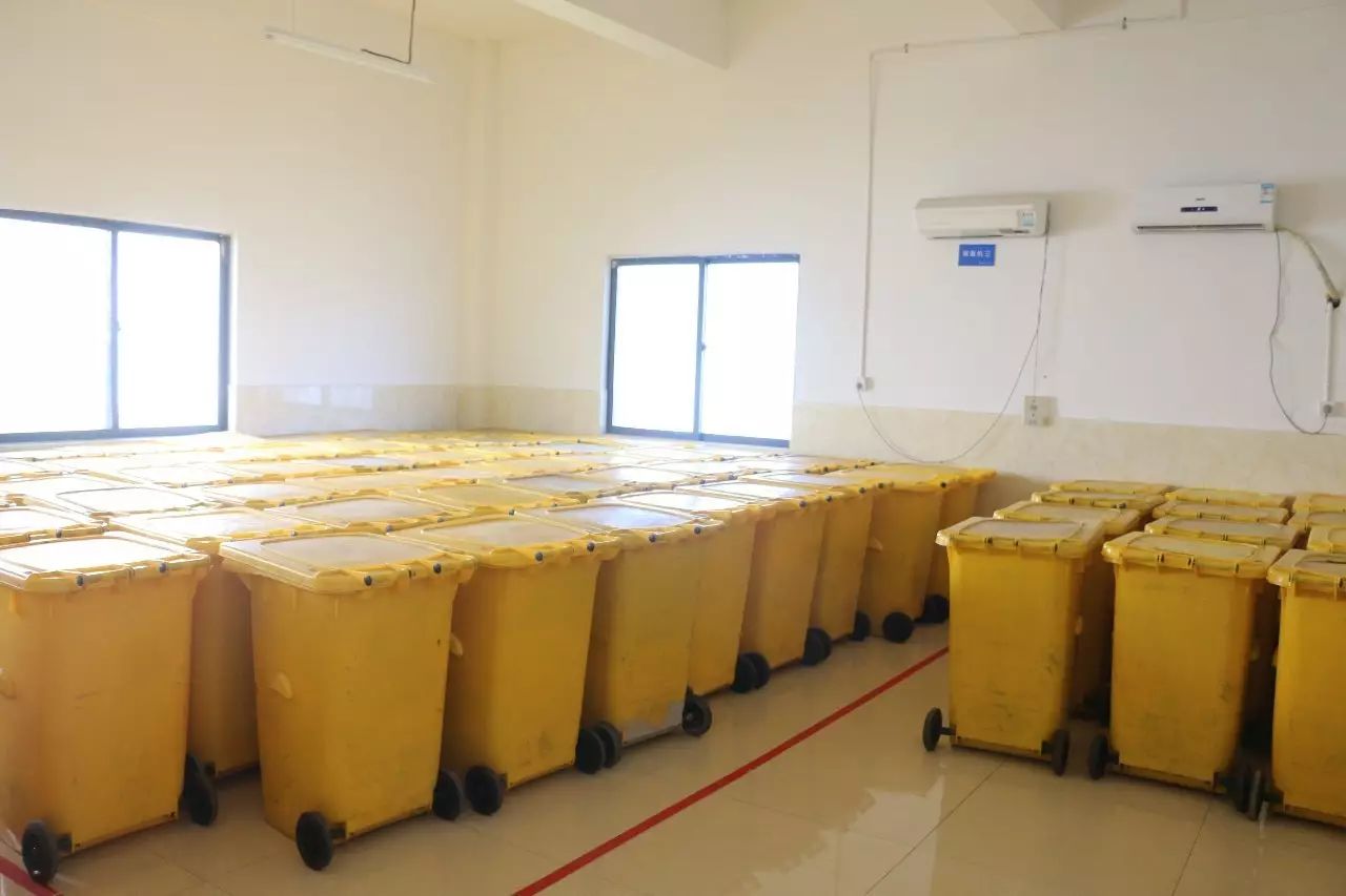 金堂县一医院医疗废物暂存点与生活垃圾不同,医疗垃圾物含有大量的