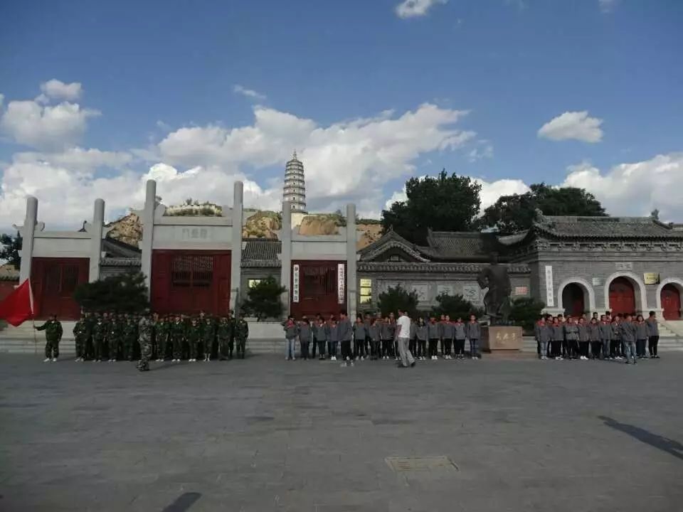 【传递正能量】静乐职业中学组织全校师生到岑山书院进行了"爱师"爱