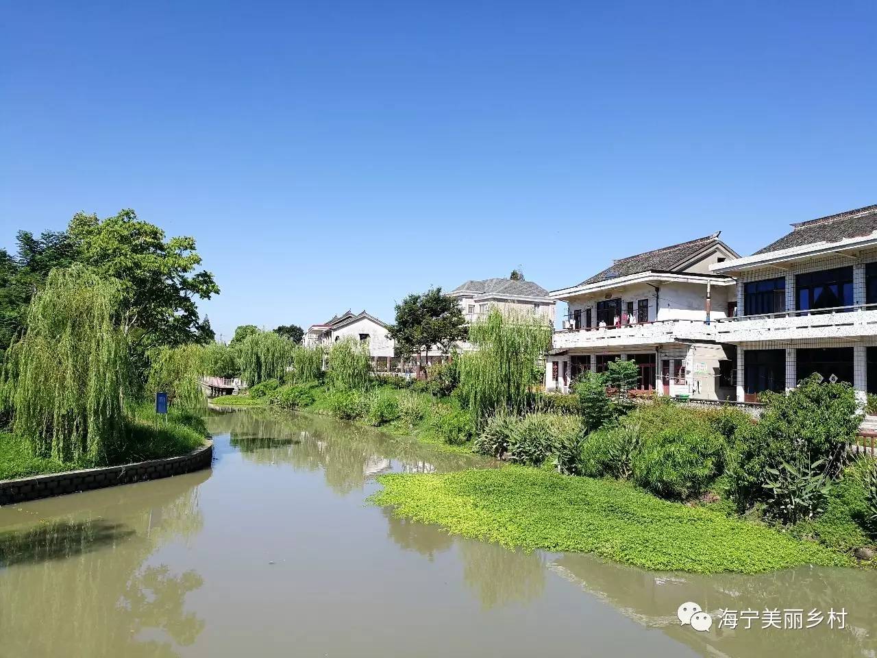 張店村東接伊橋村,南臨洛塘河,西靠斜橋鎮永合村,北聯滬杭鐵路,硤斜