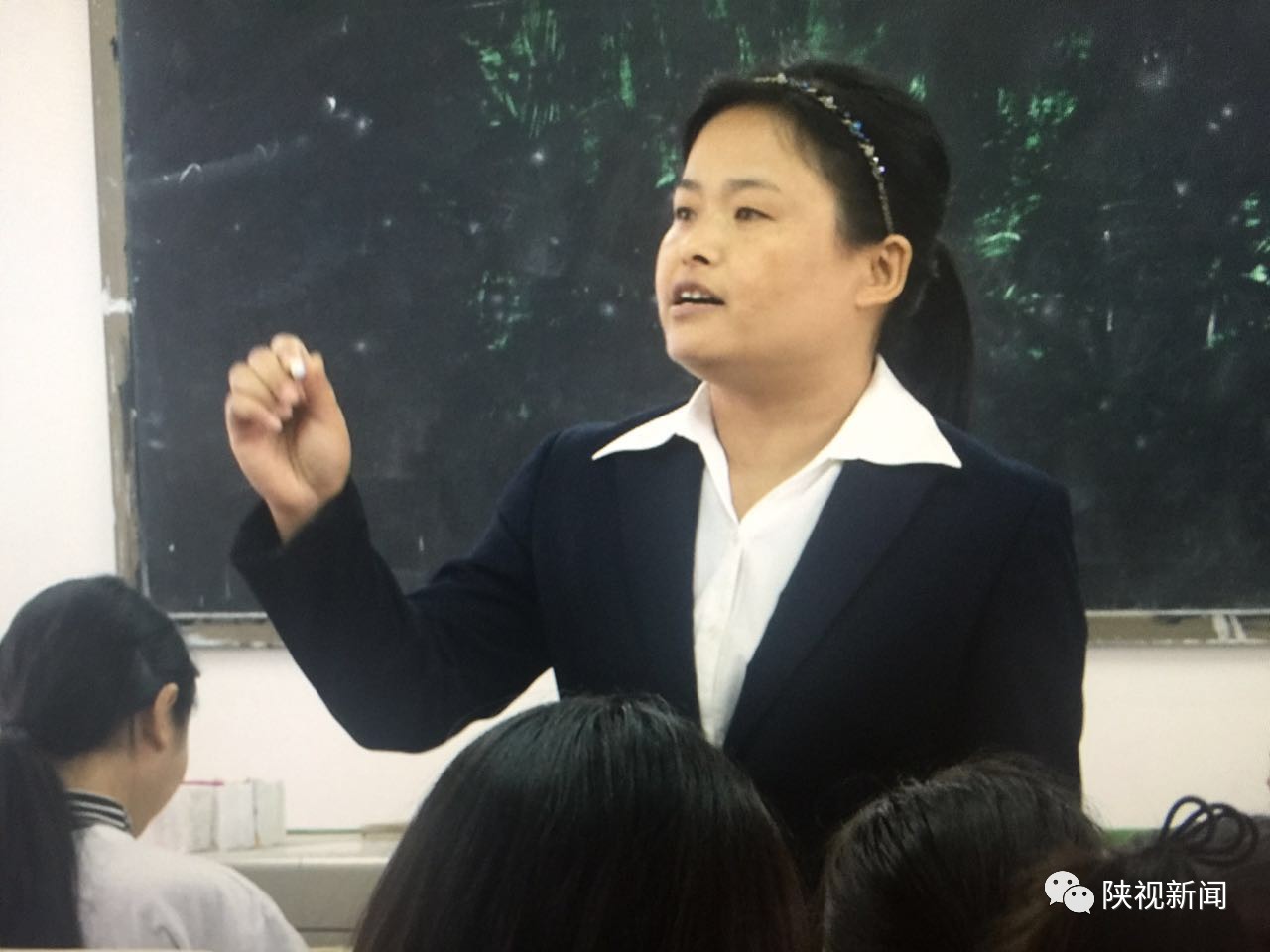 视频中正在讲课的这位老师就是西安市临潼区马额中学的地理老师张建娥