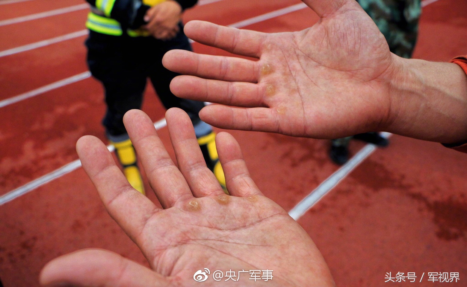 刚下火场消防员的手图片