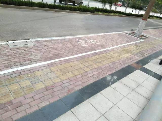 白色矩形标线框停车位图片