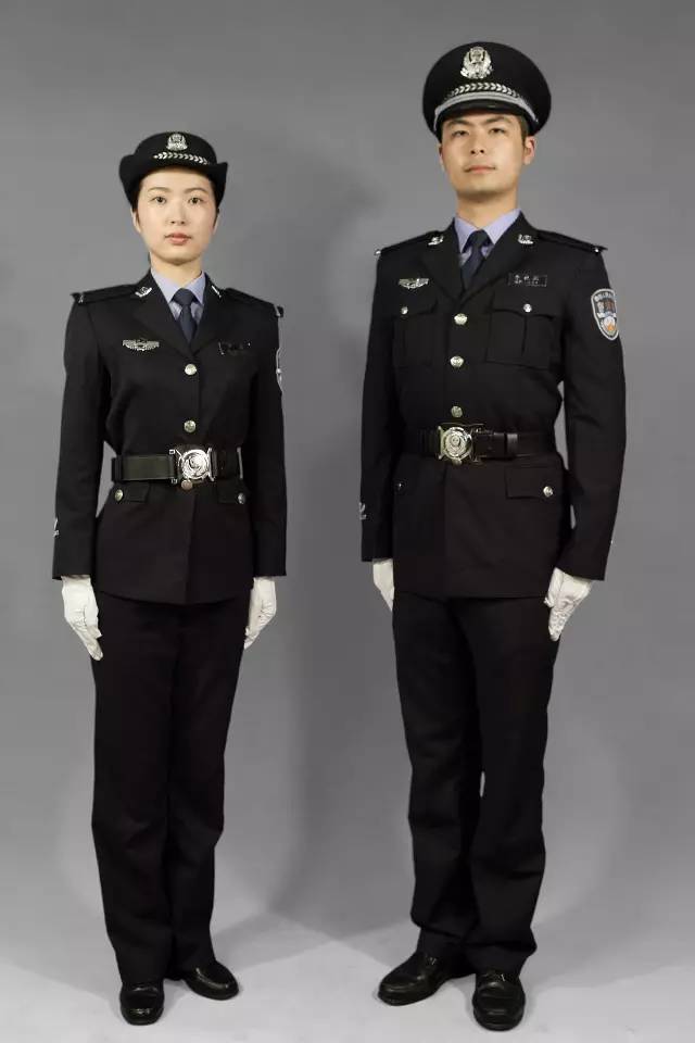 常服二着夏执勤服时,佩戴扣式软质肩章和软质警号,胸徽;男性公安民警