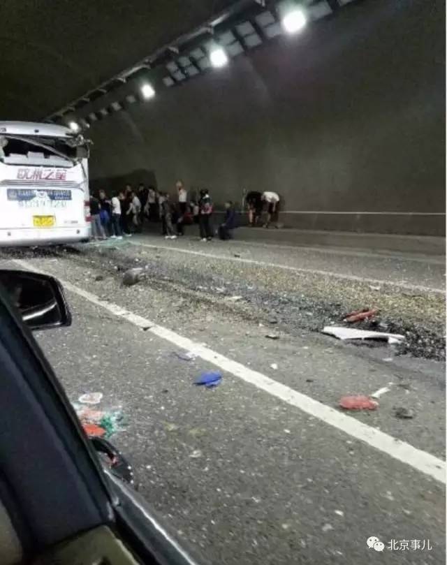 【视频】京承高速发生严重车祸:客车与大货车追尾,造成3人死亡,10余人