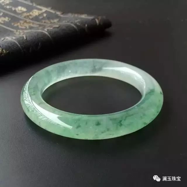 翡翠手鐲怎麼鑑定真偽?