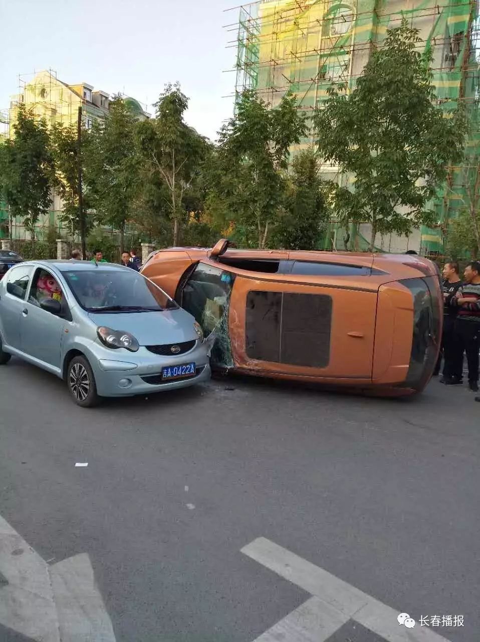 长春一女司机连撞三车翻车,一早市卖神果全靠托!