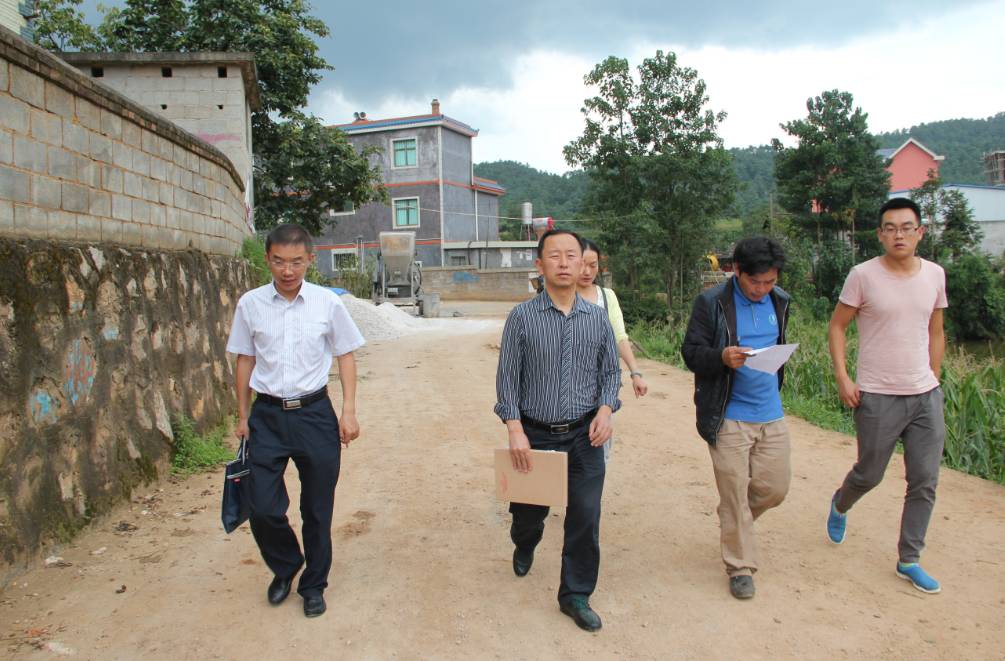 教育 正文 9月5日,團市委組織全體幹部職工到富源縣大河鎮圭山村委會