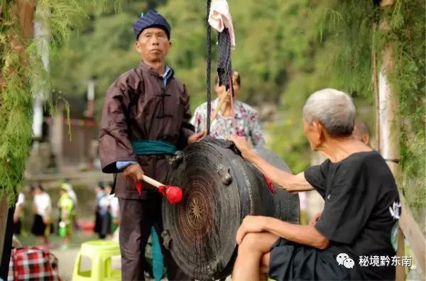 鼓手在跳鼓场上敲铜鼓9月5日,贵州省苗族侗族自治州丹寨县南皋乡石桥