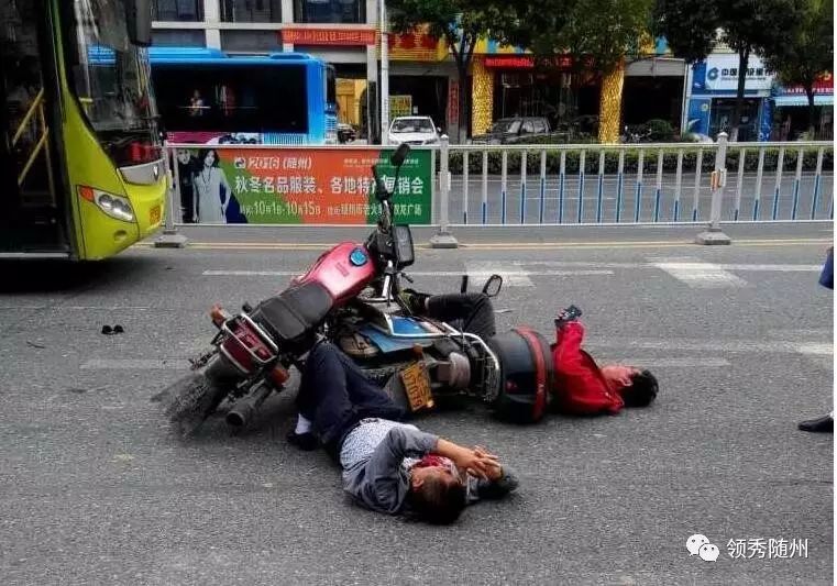 太嚇人!市公安局附近兩摩托車相撞,一人胸口滿是鮮血,一人