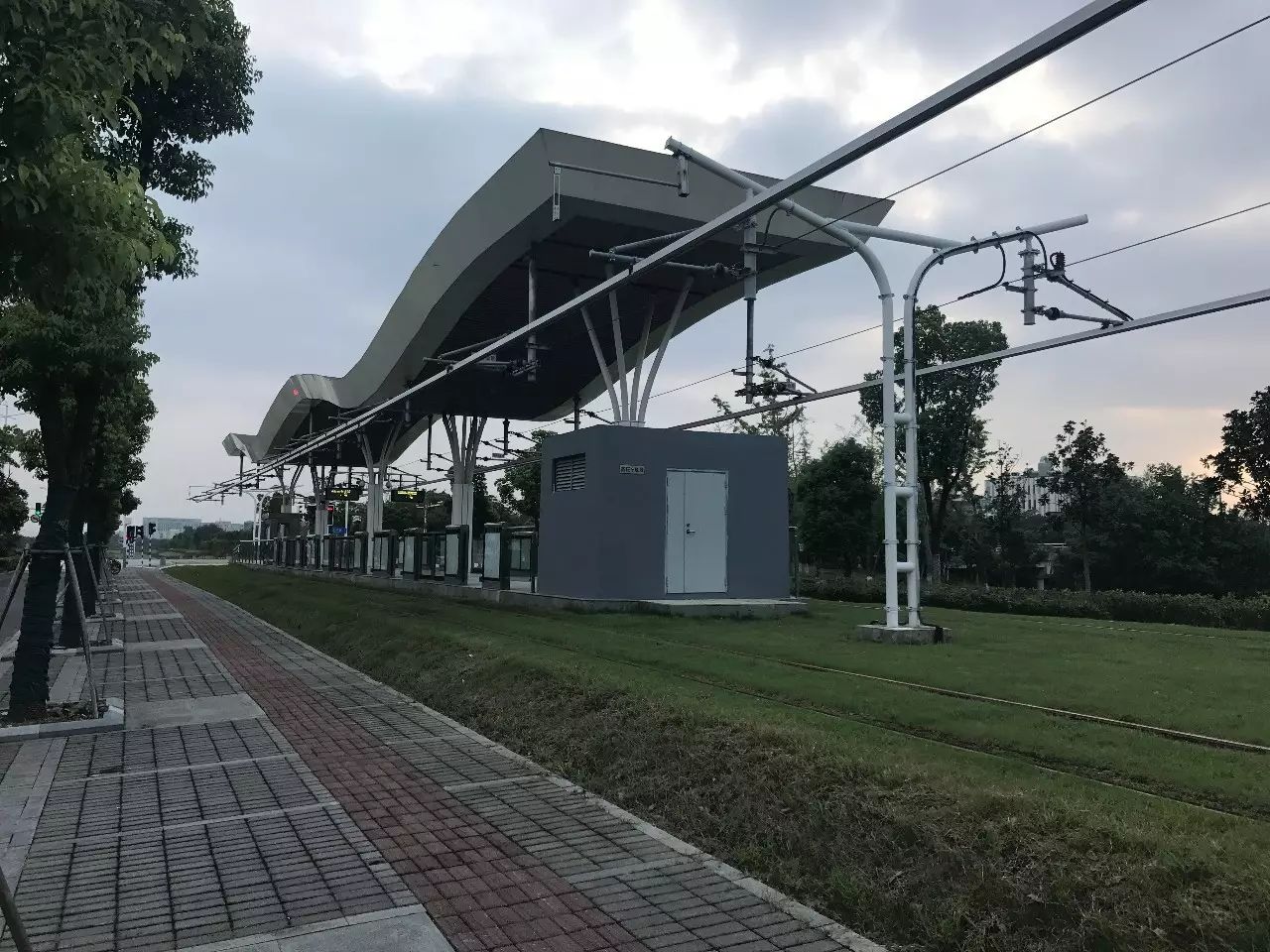 實探麒麟有軌電車13個站點 沿線有房竟只賣1萬多/平米