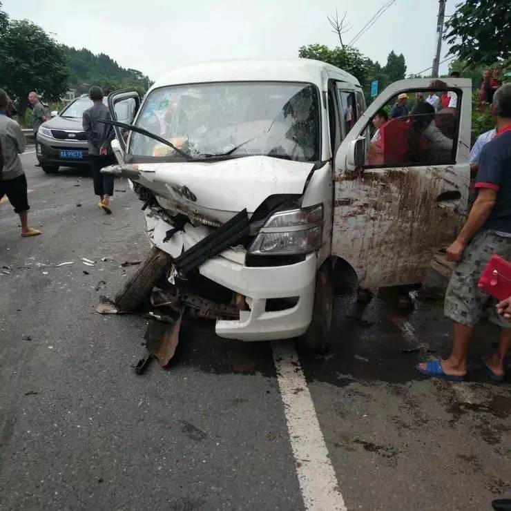 【網友爆料】今日連續爆料兩起車禍,現場慘不忍睹車輛受損嚴重