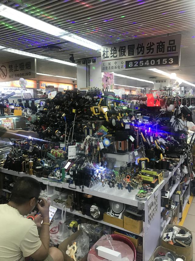 电子产品第一街论为杂货小商品市场在电子产品,bb机大哥大,手机开始