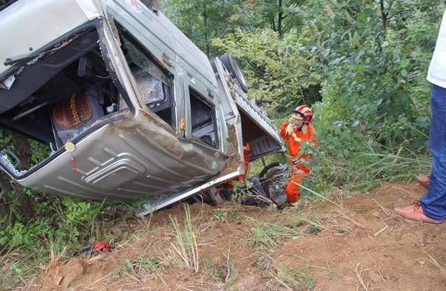 小货车山路遇翻车 英山消防紧急救援