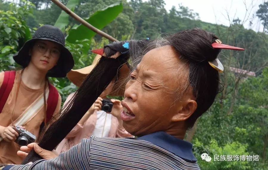 的头发自己做的牛角木梳先于前额梳个小髻以下图片为梳头过程步骤如图