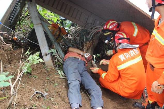 小货车山路遇翻车 英山消防紧急救援