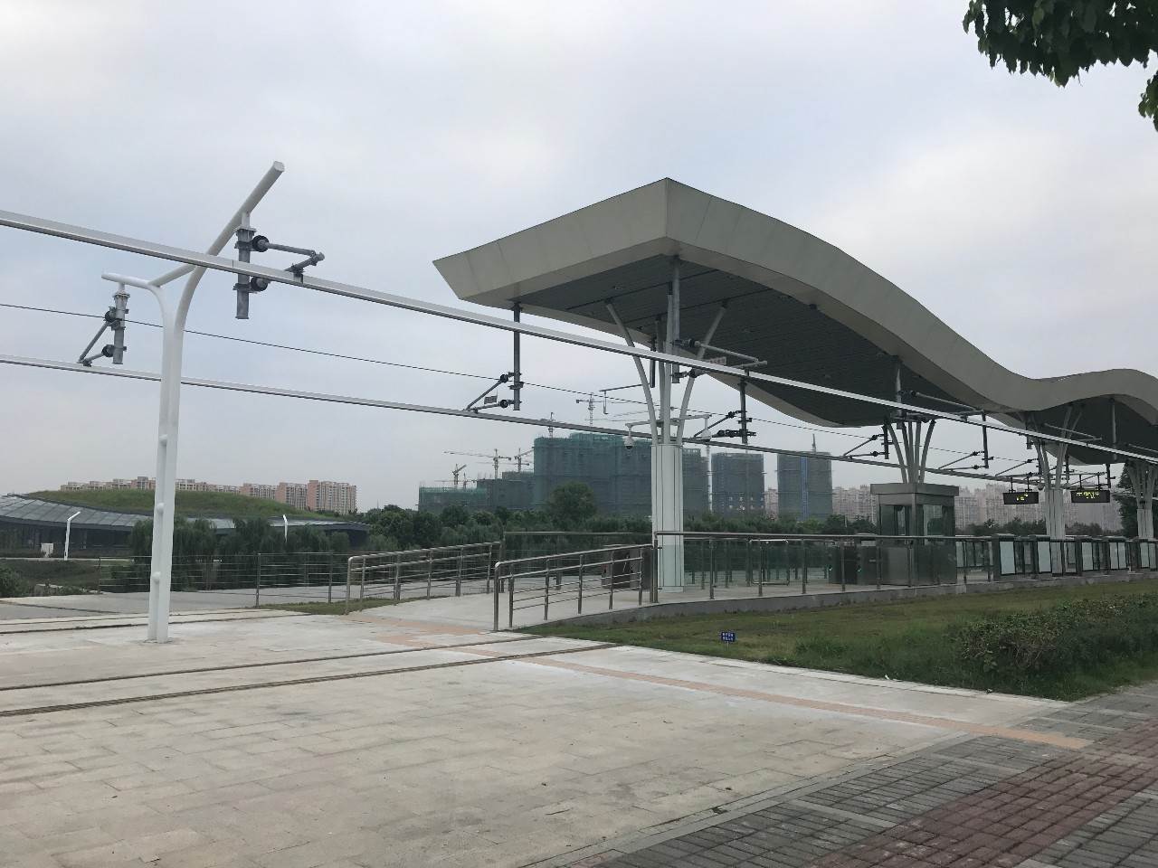 實探麒麟有軌電車13個站點 沿線有房竟只賣1萬多/平米