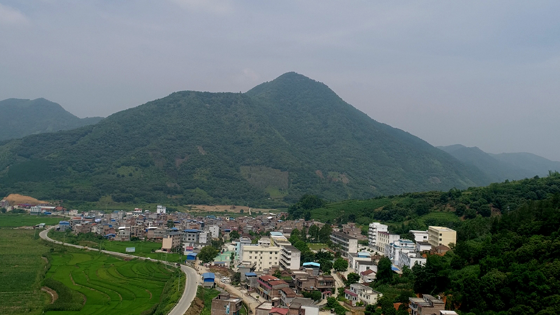 利周瑶族乡一角今年以来,该县将"宜居乡村"活动作为重点,打响"产业