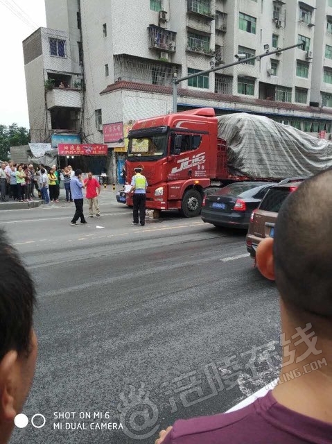 場面非常血腥涪陵一老太橫穿馬路被大貨車壓斷腿部