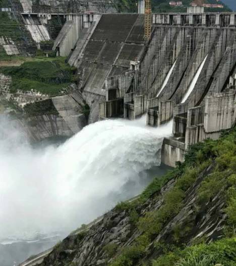 天峨龙滩水电站今日开闸泄洪现场视频和图片来了