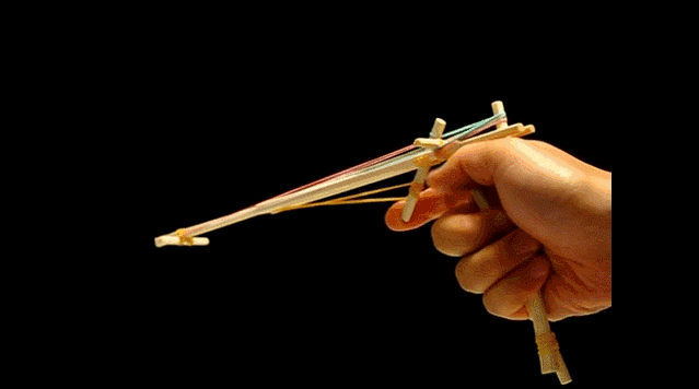 将几根筷子用皮筋绑到一起,就能做出一个五连发的筷子皮筋枪,看上去