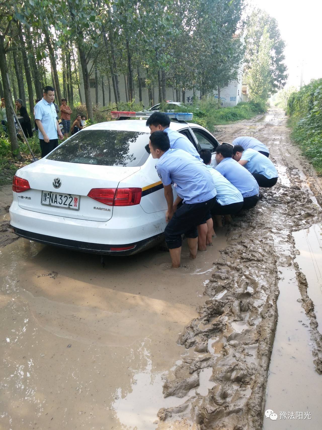 一線丨民權法院:執行在路上 法官赤腳踩泥推車照爆紅