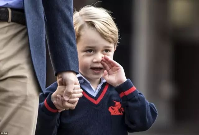 乔治小王子上学第一天 萌翻整个英国