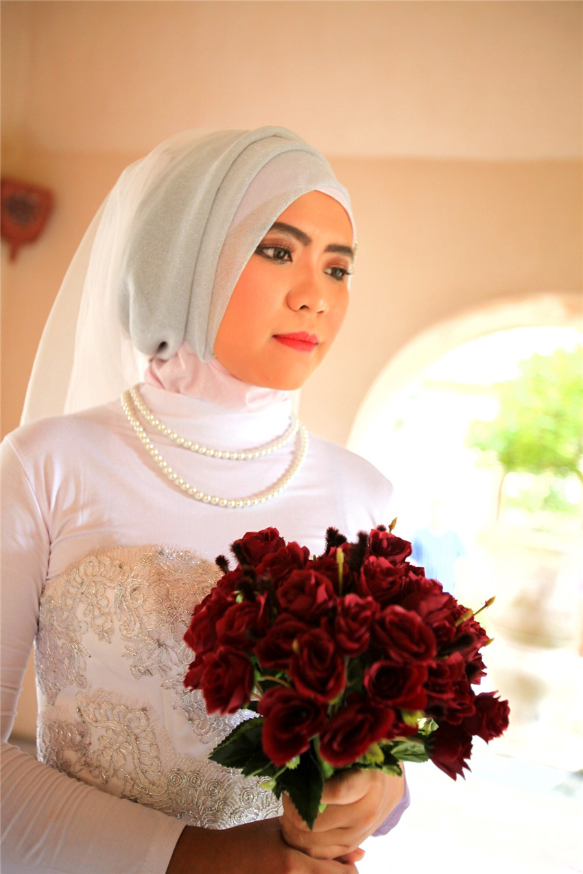 专程来萨利水城拍婚纱照的印尼女子