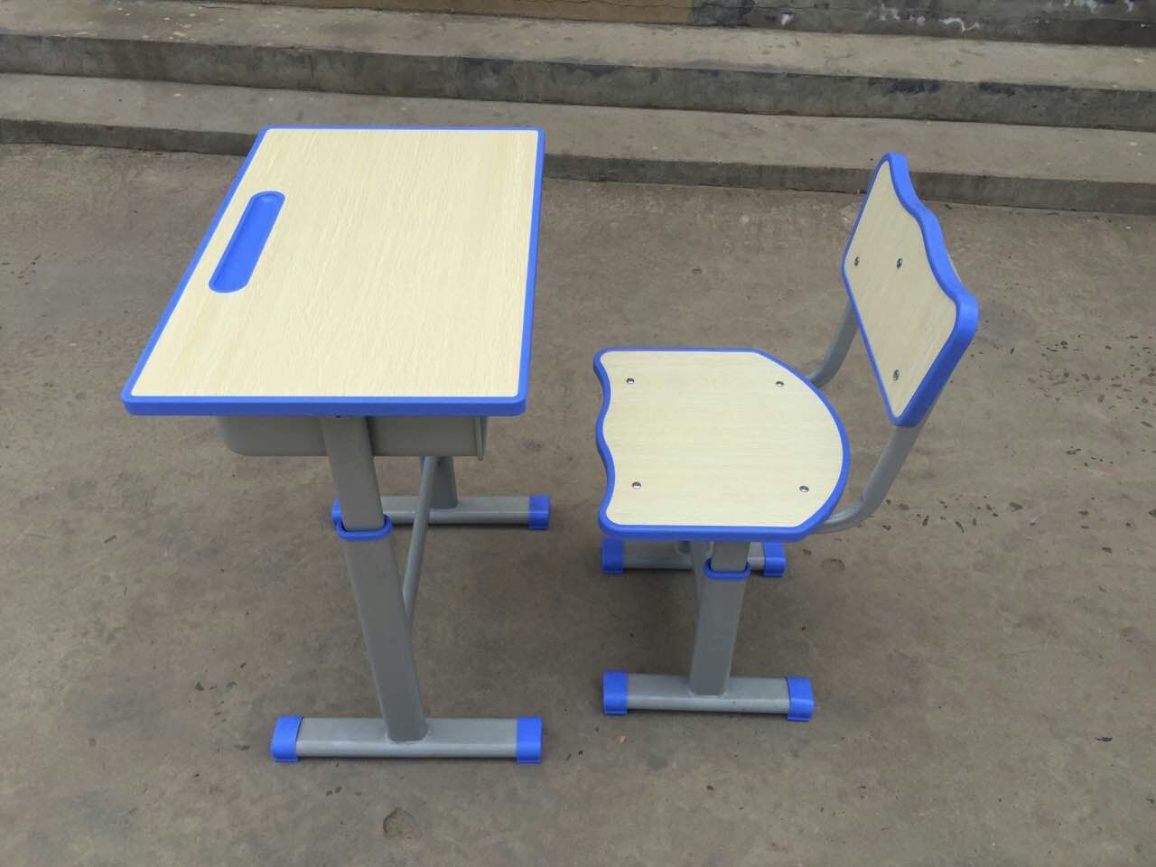 福州观澜小学课桌椅图片