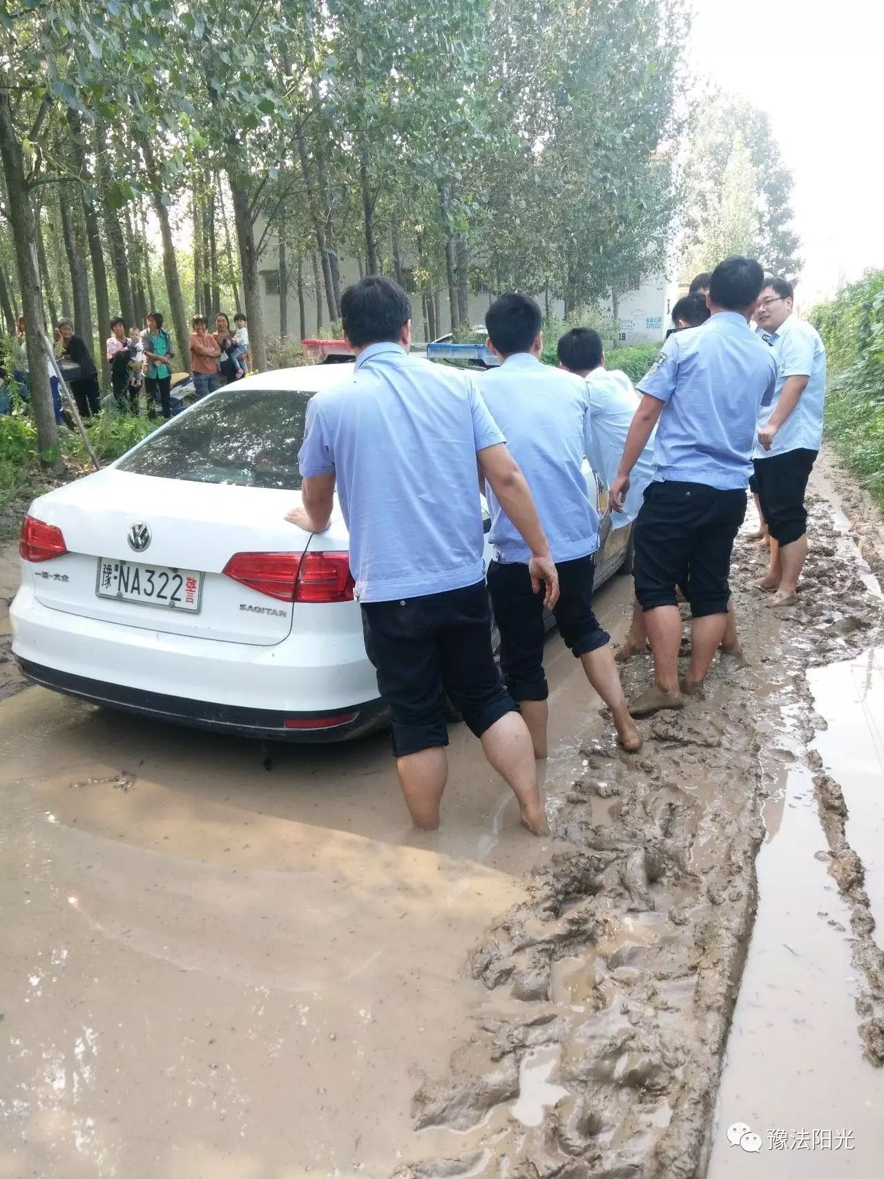 一線丨民權法院:執行在路上 法官赤腳踩泥推車照爆紅