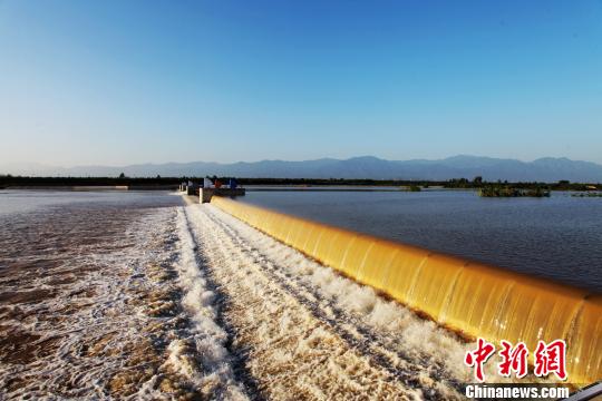 中国西北地区最长的拦河气盾坝当日在渭河上成功建成并蓄水