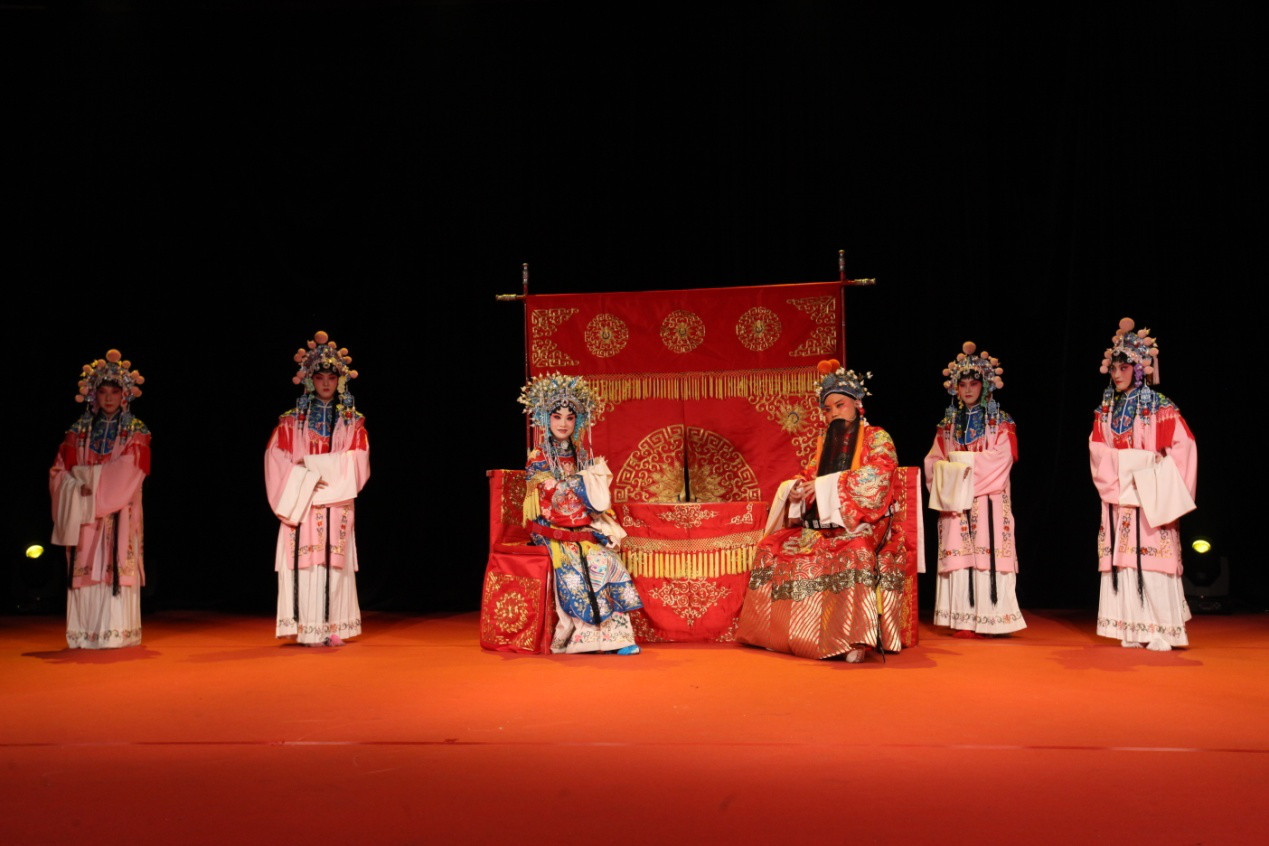 正文 由北京电台主持人策划并参演的《龙凤呈祥》是根据《三国演义》