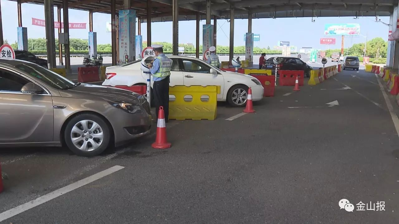 受檢車輛從最左邊的車道駛進檢查站,在民警引導下駛入中間車道的安檢